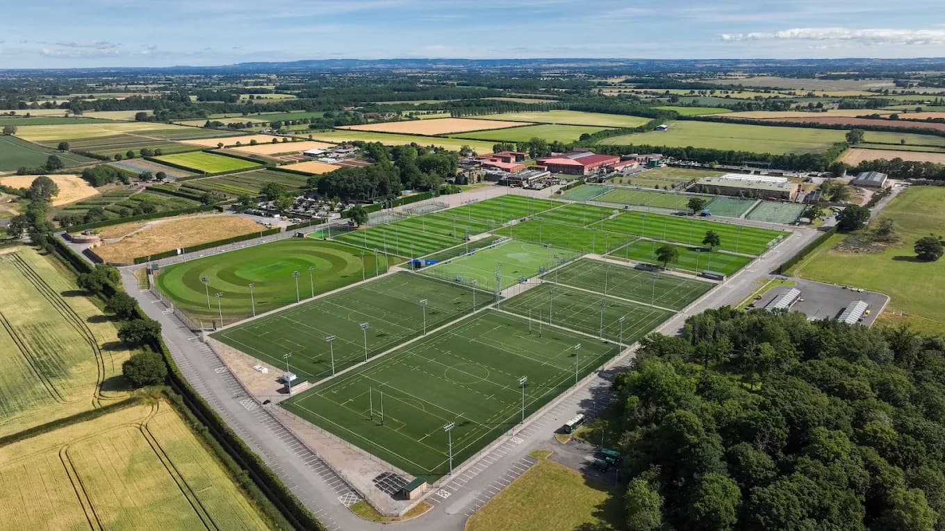 https://a.storyblok.com/f/286728423687045/1360x765/c199979036/yor_school_sportsfacilities.jpg