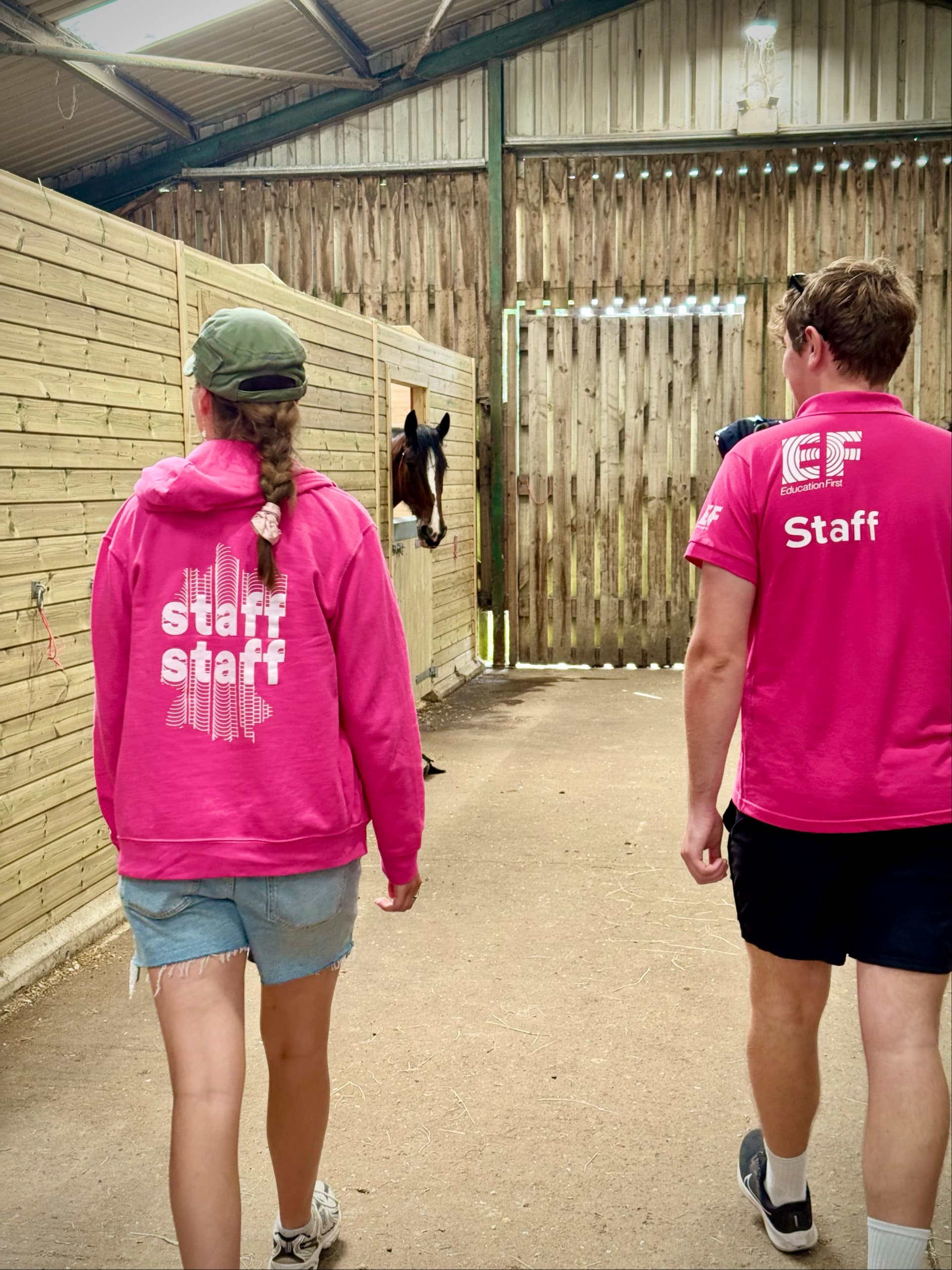 https://a.storyblok.com/f/286728423687045/1926x2568/e73504eacf/eas_horseridingcamp_leaders_2.jpg