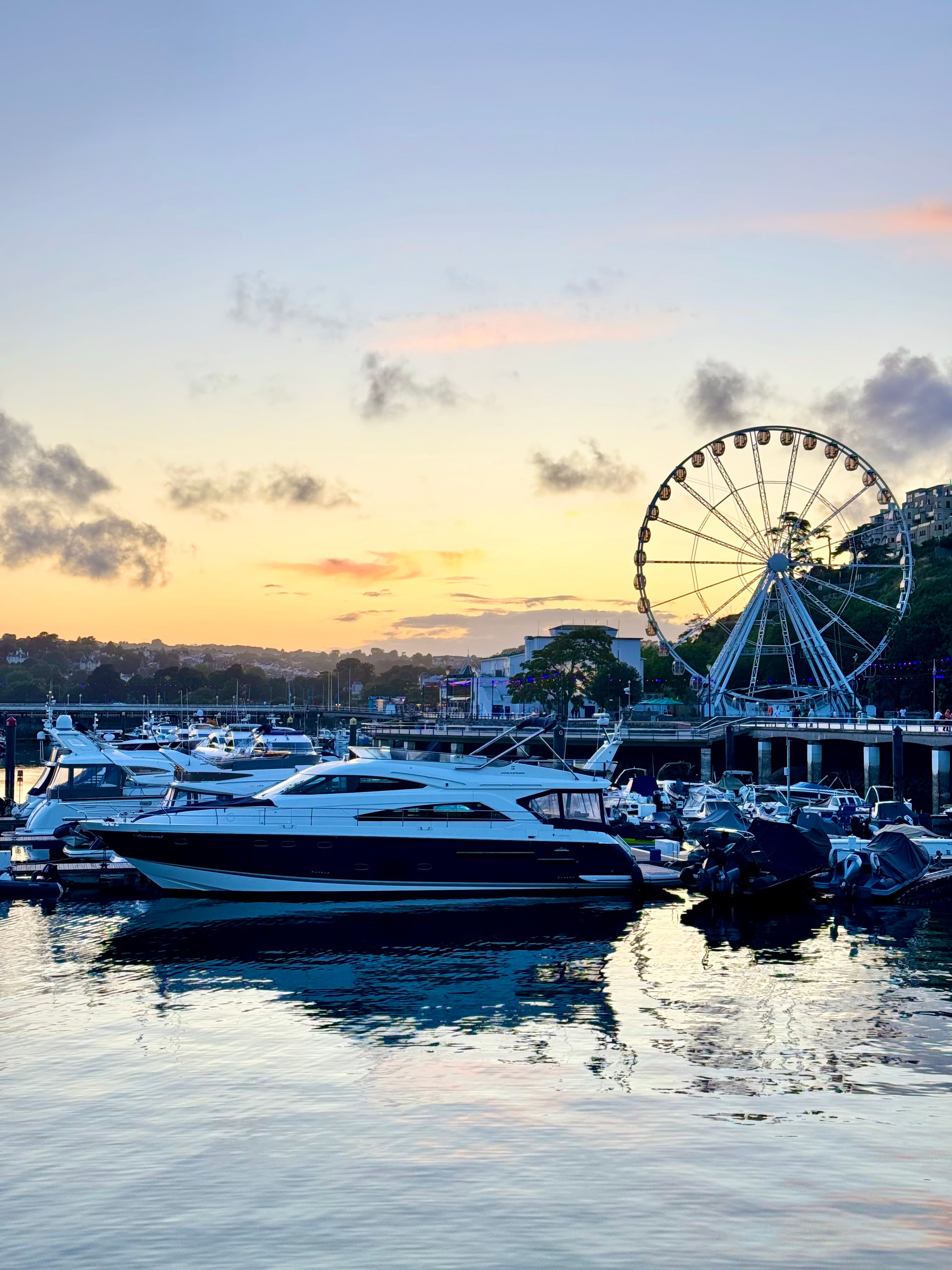 https://a.storyblok.com/f/286728423687045/3024x4032/b12b32a4cb/tor_city_harbor_sunset.jpg