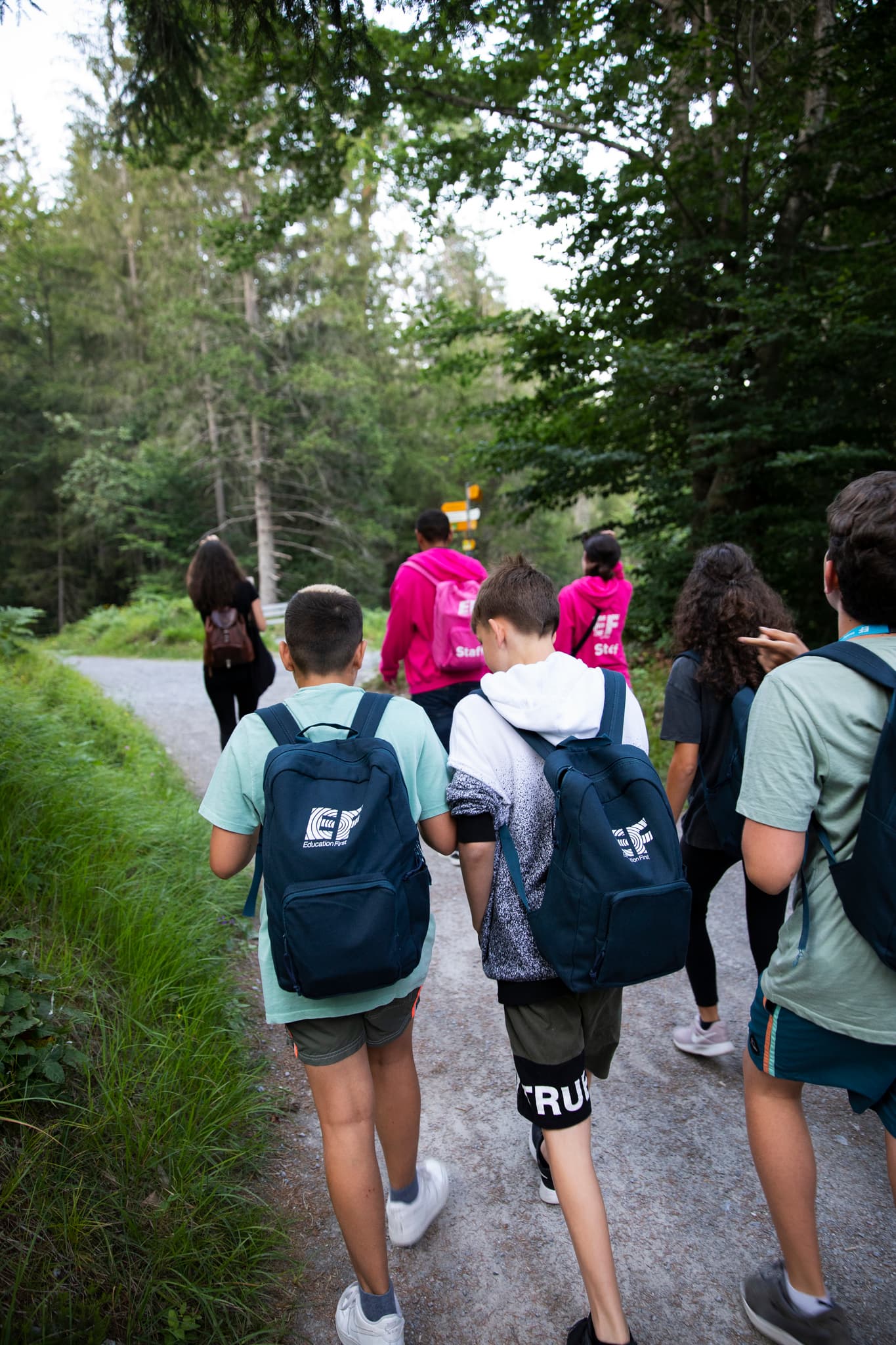 https://a.storyblok.com/f/286728423687045/1365x2048/f385acb667/mus_hiking_laax22_03.jpg