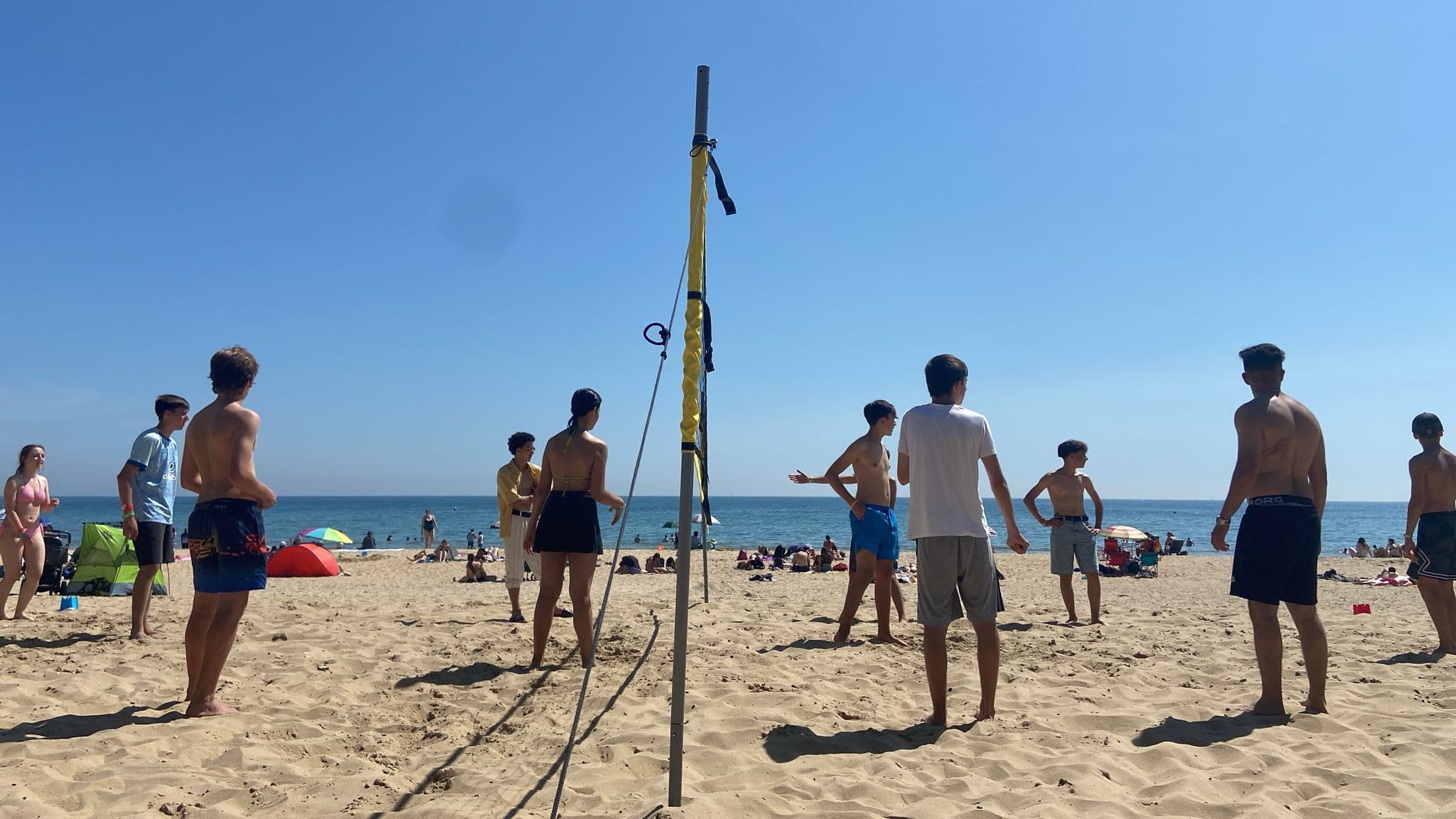 https://a.storyblok.com/f/286728423687045/2048x1152/75572f7906/bms_beachvolleyball.jpeg