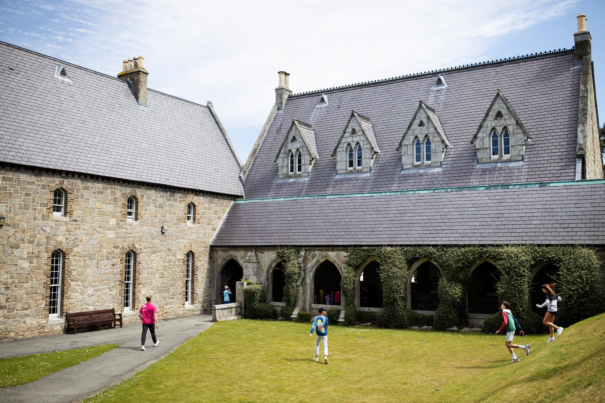 https://a.storyblok.com/f/286728423687045/2048x1365/8eab891494/dcu_stcolumbas-college_40.jpg