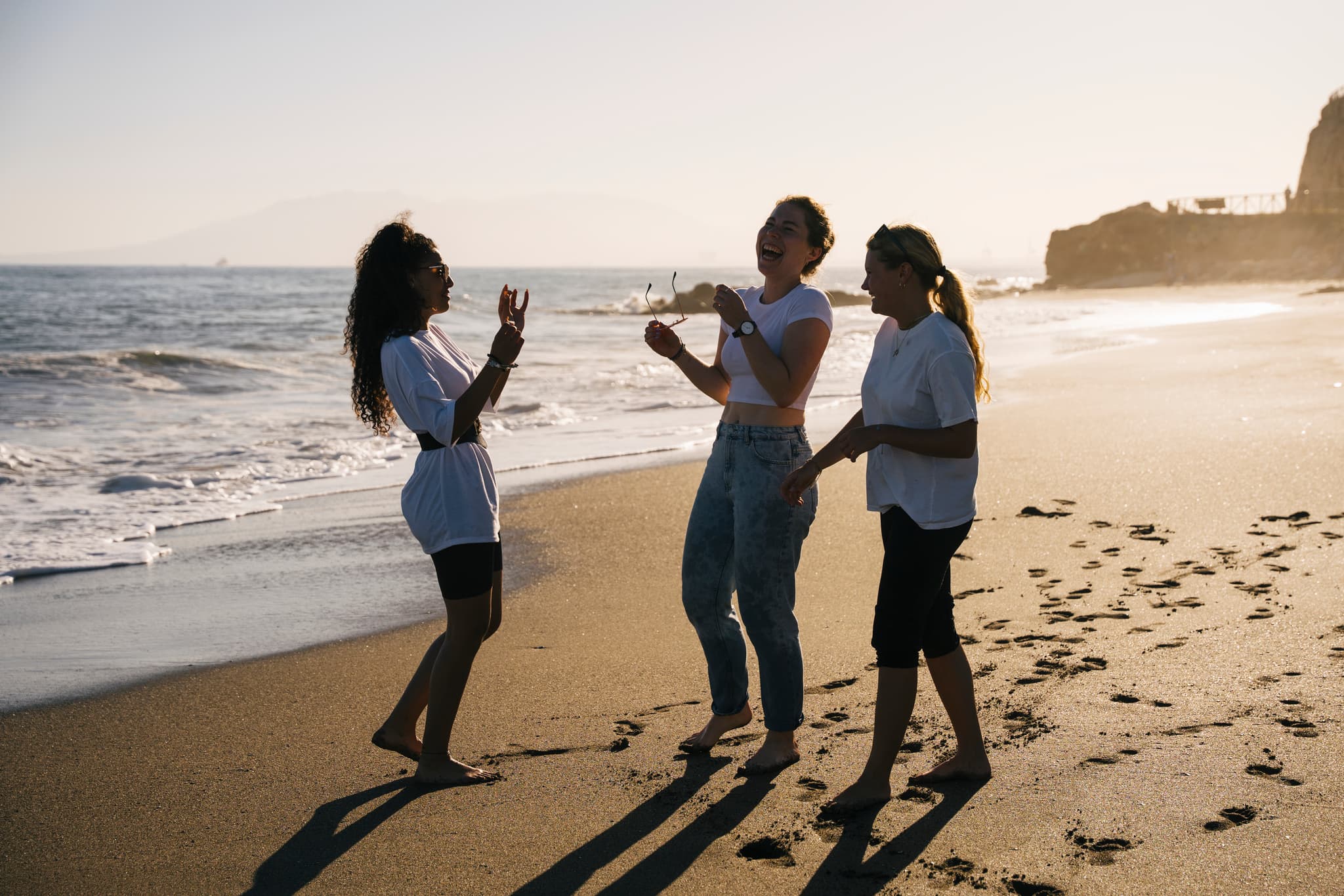 https://a.storyblok.com/f/286728423687045/2048x1365/e17f477aa9/maa_beach_evening.jpg
