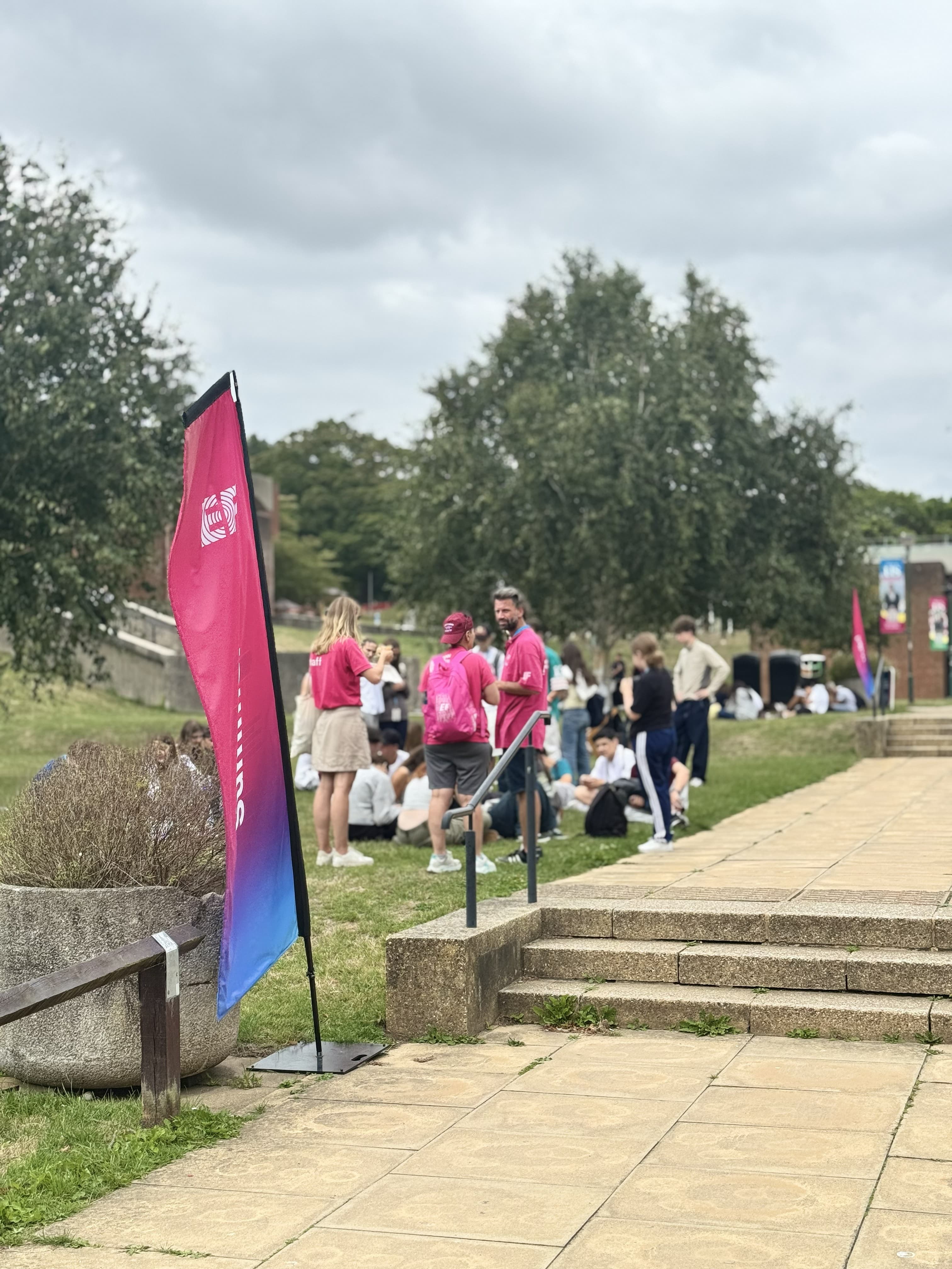 https://a.storyblok.com/f/286728423687045/3024x4032/a19b918c1e/25lt_bru_campus_activitiesgathering.jpg
